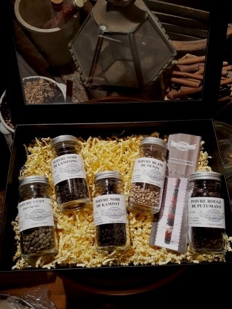 COFFRET TOUR DU MONDE DES POIVRES